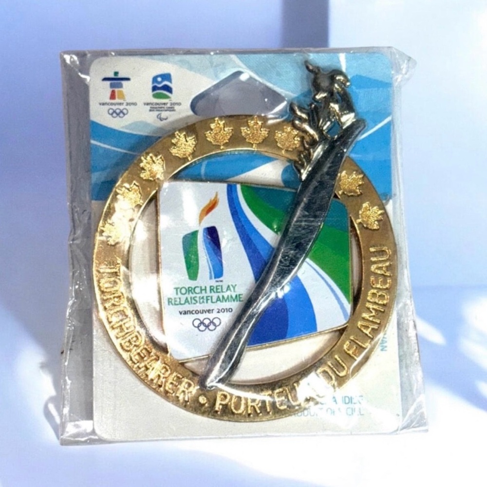 Vancouver 2010 Olympic Winter Games Torchbearer Medallion Pin VAN-6354 New